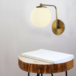 Applique GLOBUS Curve - Laiton patiné & Verre opalin